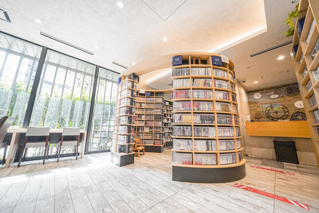 6 Best Manga Hotels in Tokyo for the Ultimate Otaku Stay (2026) 11 Quintessa Hotel Tokyo Haneda Comic & Books