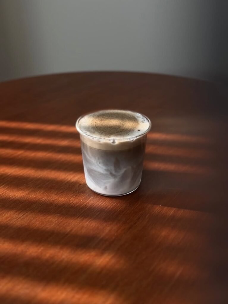 15+Best Japanese Drinks in 2026: From Matcha & Ramune to Sake, and Hidden Local Favorites 9 Hōjicha (ほうじ茶) – Roasted green tea