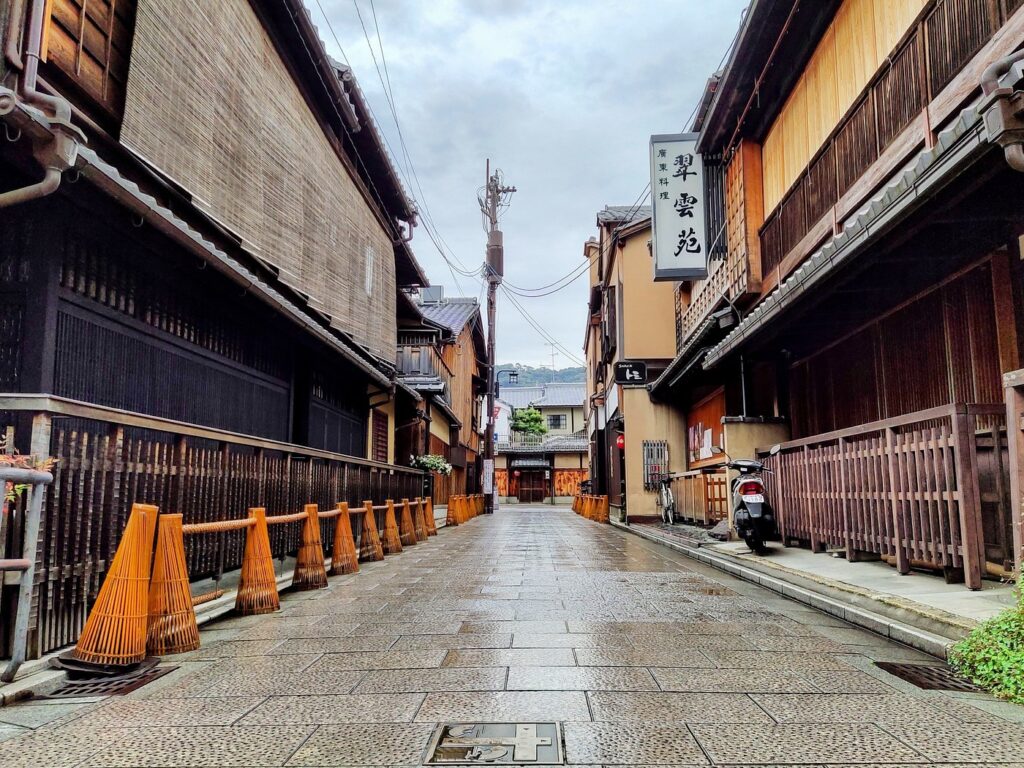 Perfect 3 Days in Kyoto Itinerary (2026): Explore Temples, Gardens, and Hidden Gems 12 Hanamikoji Street in Kyoto