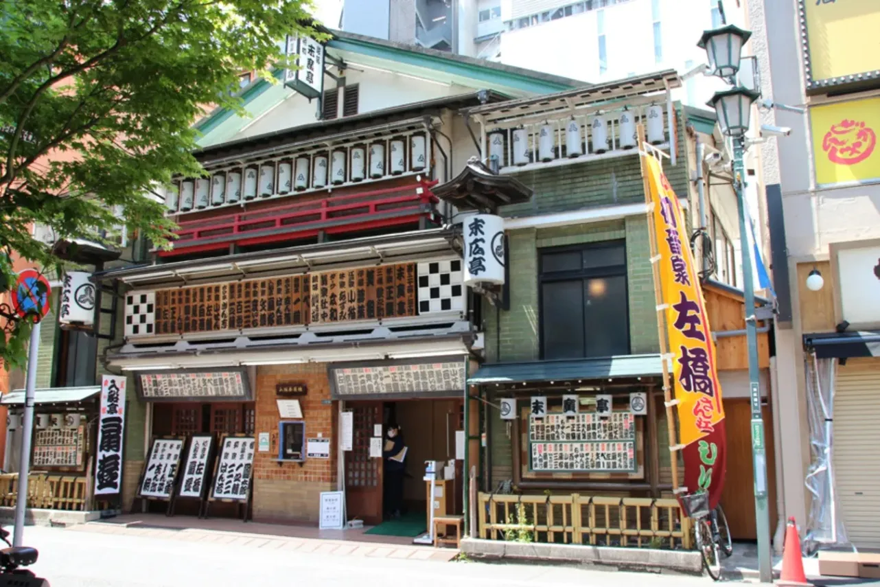 10 Cool Things To Do Solo in Tokyo (2026): Fun, Safe & Easy Ideas for Independent Travelers 13 Shinjuku Suehirotei, the only remaining wooden yose in Tokyo