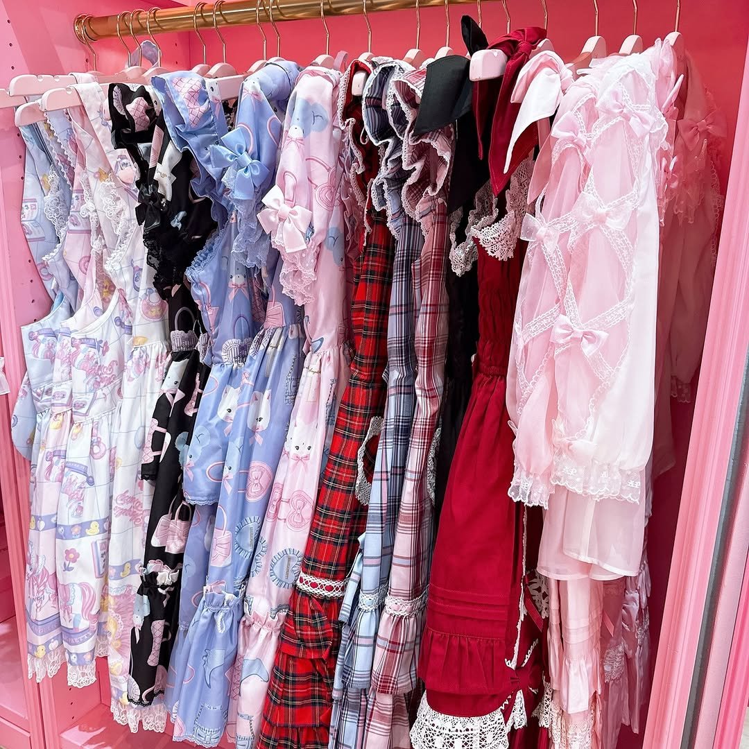 Japanese Lolita Style (2026): A Beginner’s Guide to Types, Rules, Brands, and How to Wear It 24 Angelic Pretty