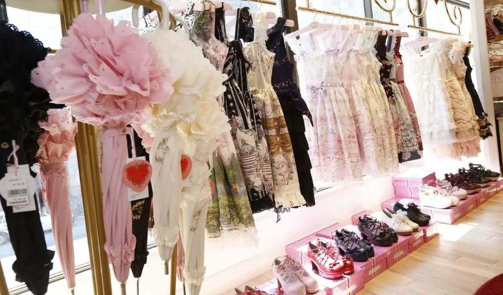 Japanese Lolita Style (2026): A Beginner’s Guide to Types, Rules, Brands, and How to Wear It 31 Closet Child store in Tokyo