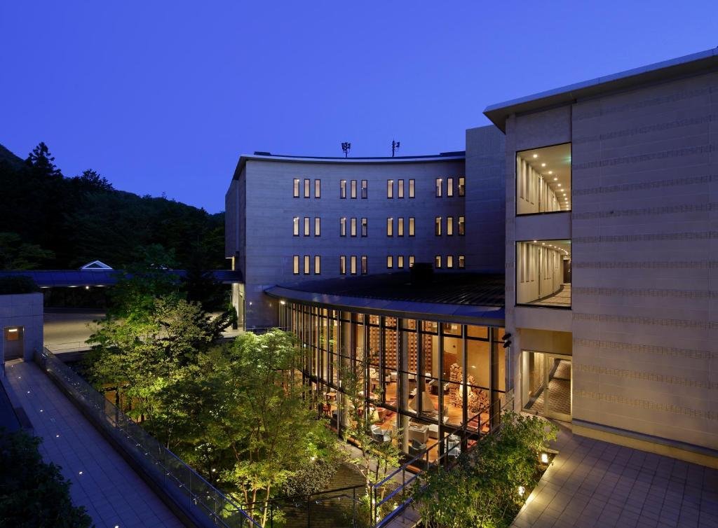 Best Luxury Hotels in Japan (2026): Top 9 Stunning Stays for an Unforgettable Trip 7 Hyatt Regency Hakone Resort and Spa luxury guest room with mountain resort atmosphere