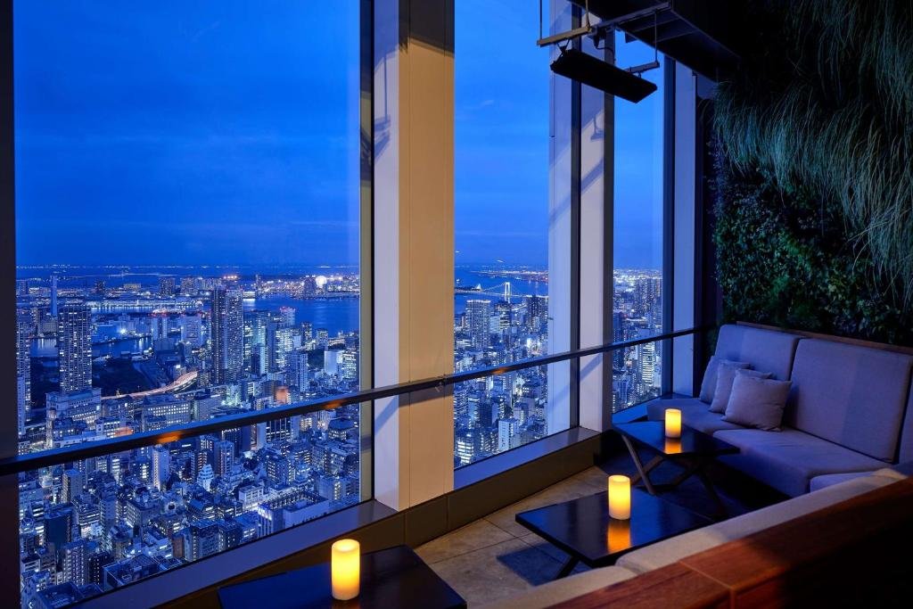 Best Luxury Hotels in Japan (2026): Top 9 Stunning Stays for an Unforgettable Trip 15 Andaz Tokyo Toranomon Hills luxury room with high-floor Tokyo skyline views
