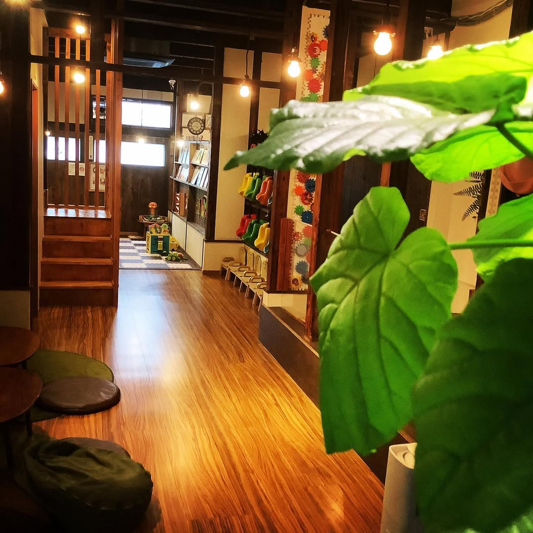 Where To Eat In Osaka With Kids (2026): 9 Best Family Friendly Cafes 7 Café Baby Leaf in Osaka