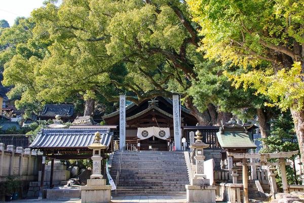 What To Do In Onomichi (2026): 30 Great Sightseeing Spots, Cafes & Parks 30 Ushitora Shrine in Onomichi, an old shrine near the Senkojiyama Ropeway with a giant camphor tree