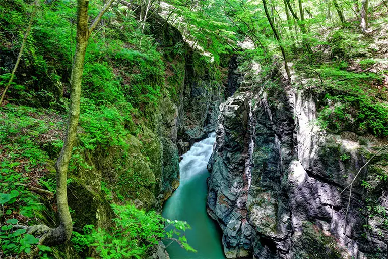 Autumn scenery and rocky cliffs along Agatsuma Gorge in Gunma Prefecture