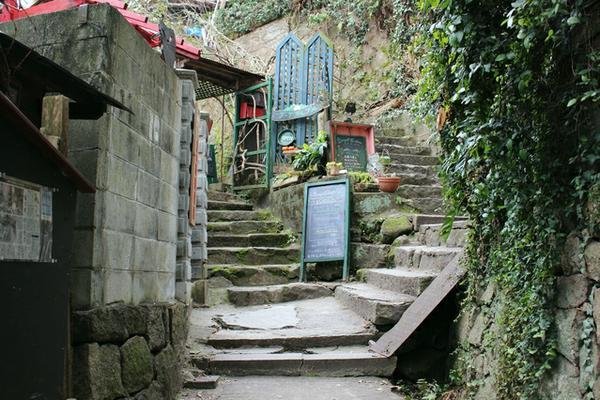 What To Do In Onomichi (2026): 30 Great Sightseeing Spots, Cafes & Parks 20 Cat Alley in Onomichi with narrow lanes, cat-themed art, and lucky cat stones near Senkoji Temple