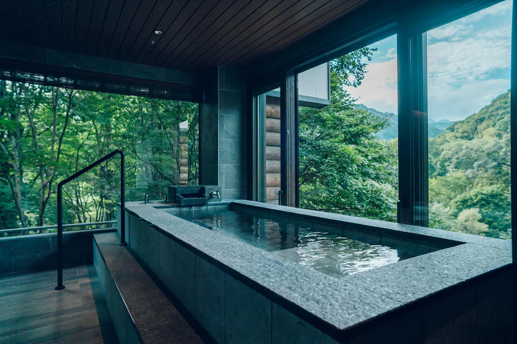 Open-air bath and forest scenery at Oirase Keiryu Hotel