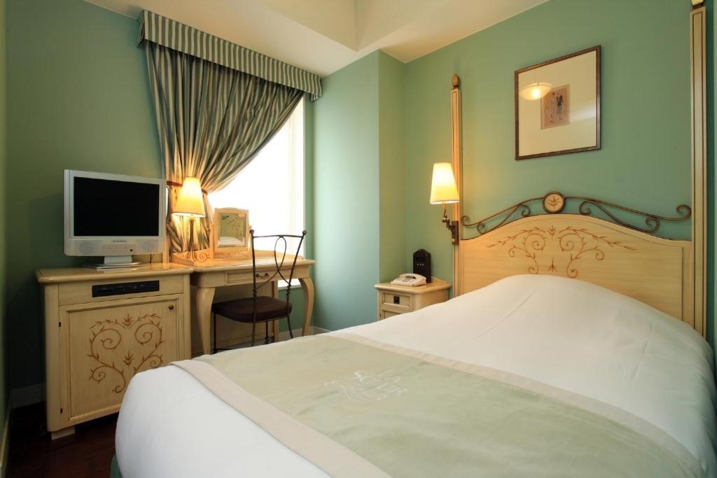 Hotel Monterey La Soeur Ginza compact room for a charming solo stay in Tokyo