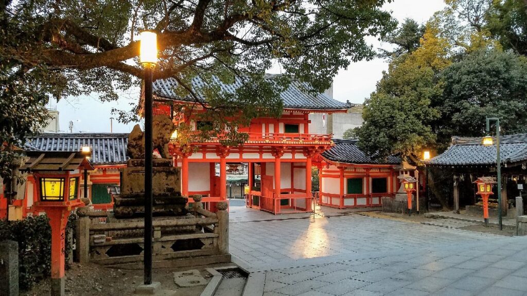 What to Do in Gion Kyoto in 2026: Beautiful Streets, Shrines and Local Experiences 29 Vermilion entrance gate of Yasaka Shrine in Gion, Kyoto