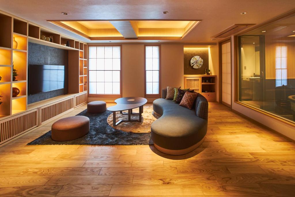 Unique Hotels in Tokyo (2026): 11 Cool, Wonderful, and Unforgettable Places to Stay 12 SAKE Bar Hotel Asakusa rooftop footbath with Tokyo Skytree views