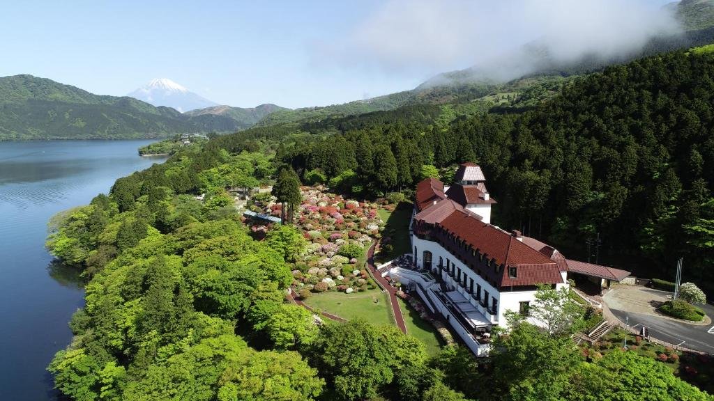 Odakyu Yama no Hotel room with Lake Ashi garden views and classic Hakone scenery