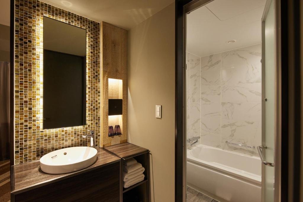 SHIBUYA STREAM HOTEL room with view bath and Tokyo night views