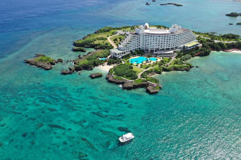 ANA InterContinental Manza Beach Resort family beach hotel in Okinawa