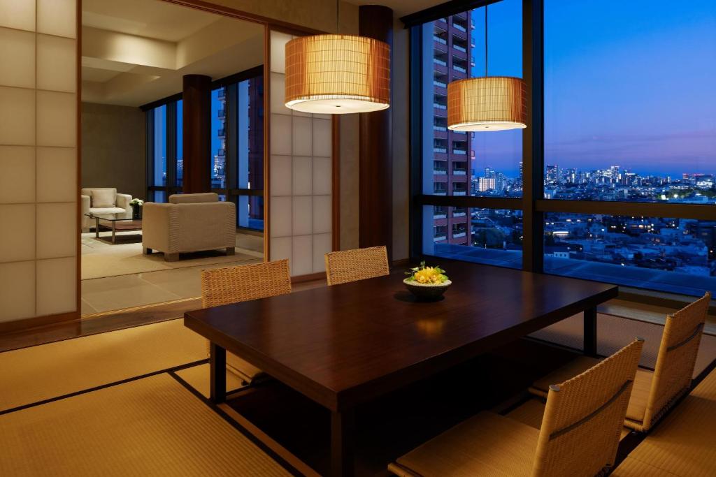 Best Luxury Hotels in Tokyo: Our Top 14 Picks for 2026 17 Grand Hyatt Tokyo spacious bathroom with stone finishes and soaking tub