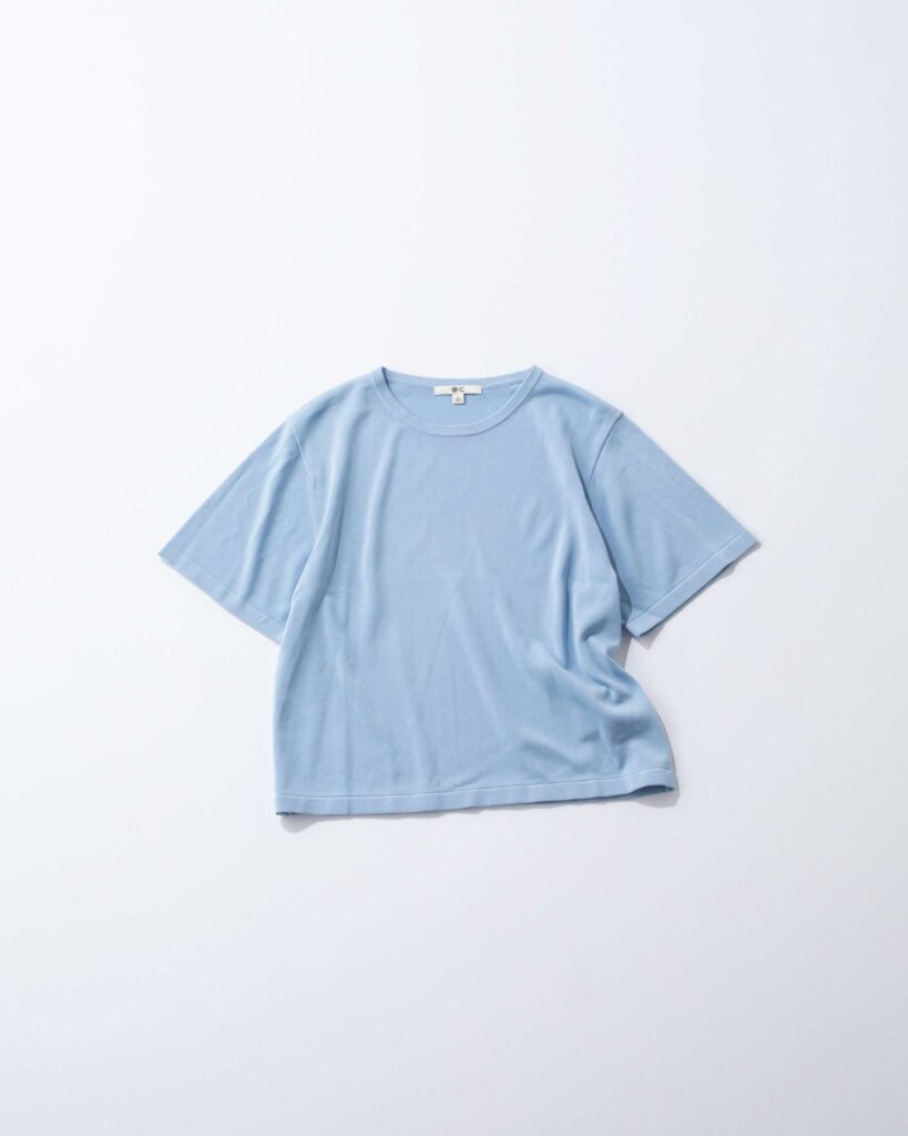 What to Buy in Uniqlo Japan (2026): 12 Best Fashion, Basics, and Travel Finds 15 UNIQLO blue boxy knit T-shirt styled with beige bottoms
