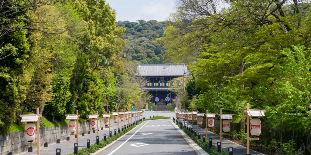 What to Do in Gion Kyoto in 2026: Beautiful Streets, Shrines and Local Experiences 33 Large wooden Sanmon Gate at Chion-in Temple in Kyoto