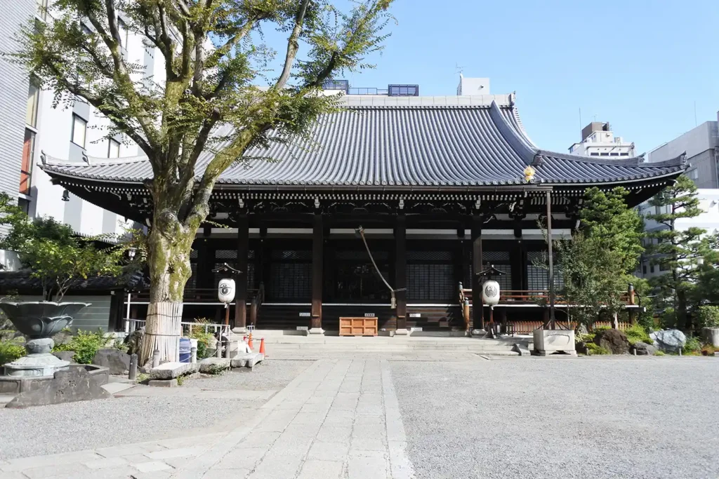 What to Do in Gion Kyoto in 2026: Beautiful Streets, Shrines and Local Experiences 15 Entrance and temple buildings at Honnoji Temple in central Kyoto
