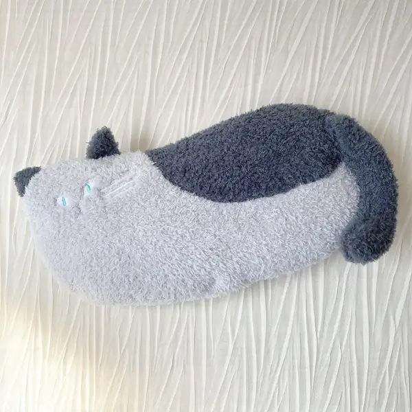 What to Buy in Hands Tokyo (2026): 14 Clever Gadgets, Cute Stationery & Weirdly Useful Japanese Finds 10 Cat-shaped cooling pillow in gray American Shorthair design from Hands Japan