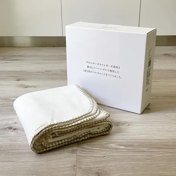 Reversible towel blanket white with gauze and terry cloth sides