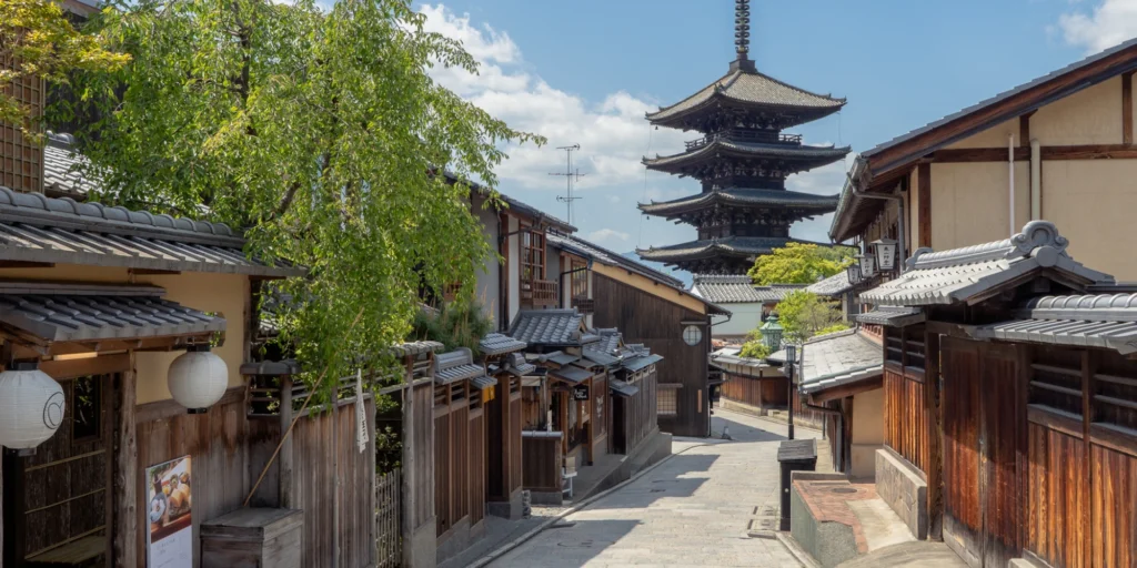What to Do in Gion Kyoto in 2026: Beautiful Streets, Shrines and Local Experiences 30 Yasaka Pagoda rising above the traditional streets of Higashiyama, Kyoto