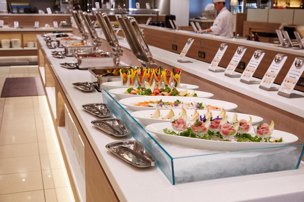 Buffet counter at Hotel Green Plaza Hakone with salads, appetizers, and live-kitchen dishes
