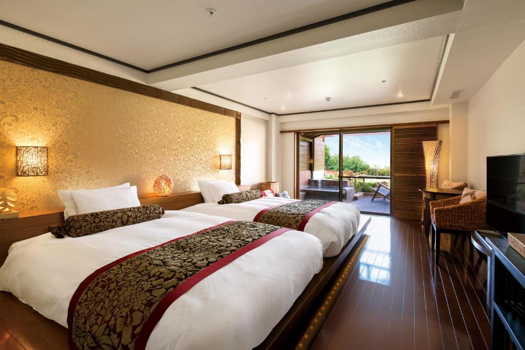 Guest room at Hotel Green Plaza Hakone with twin beds and a private open-air bath on the balcony