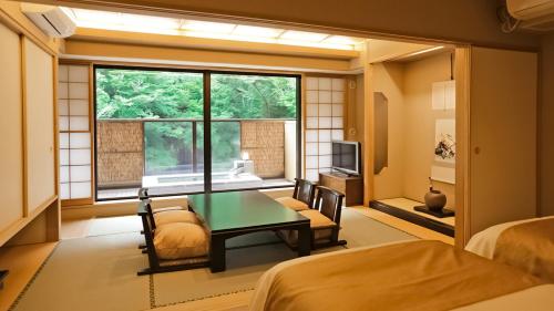 Japanese-style guest room at Hakone Yumoto Onsen Tenseien with tatami mats and forest views