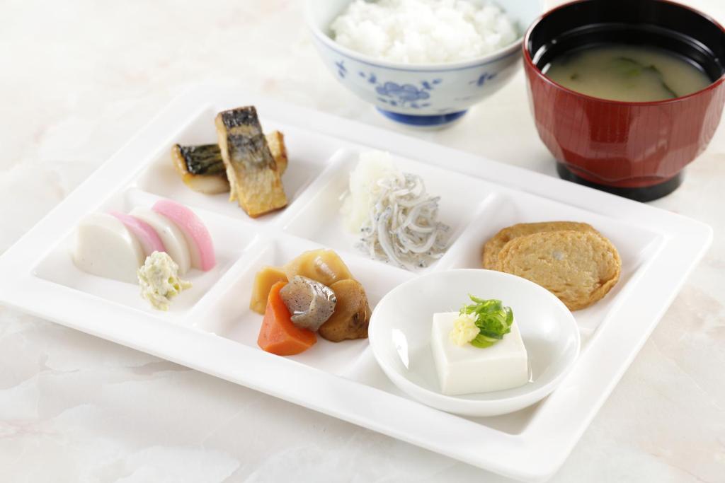 Child-friendly Japanese meal plate at Hakone Yumoto Onsen Tenseien with rice, soup, grilled fish, tofu, and vegetables