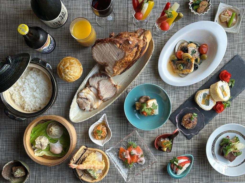 Buffet dishes at EN RESORT Re’Cove Hakone with roast meat, seafood, rice, dumplings, tempura, and desserts