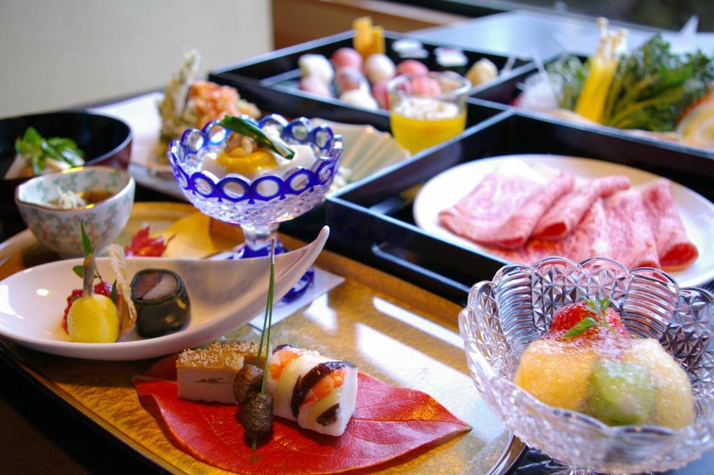 Kaiseki dinner at Toki no Yu Setsugetsuka with shabu-shabu meat, seasonal dishes, and dessert