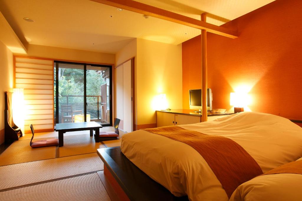 Japanese-Western guest room at Toki no Yu Setsugetsuka with tatami seating and a private balcony
