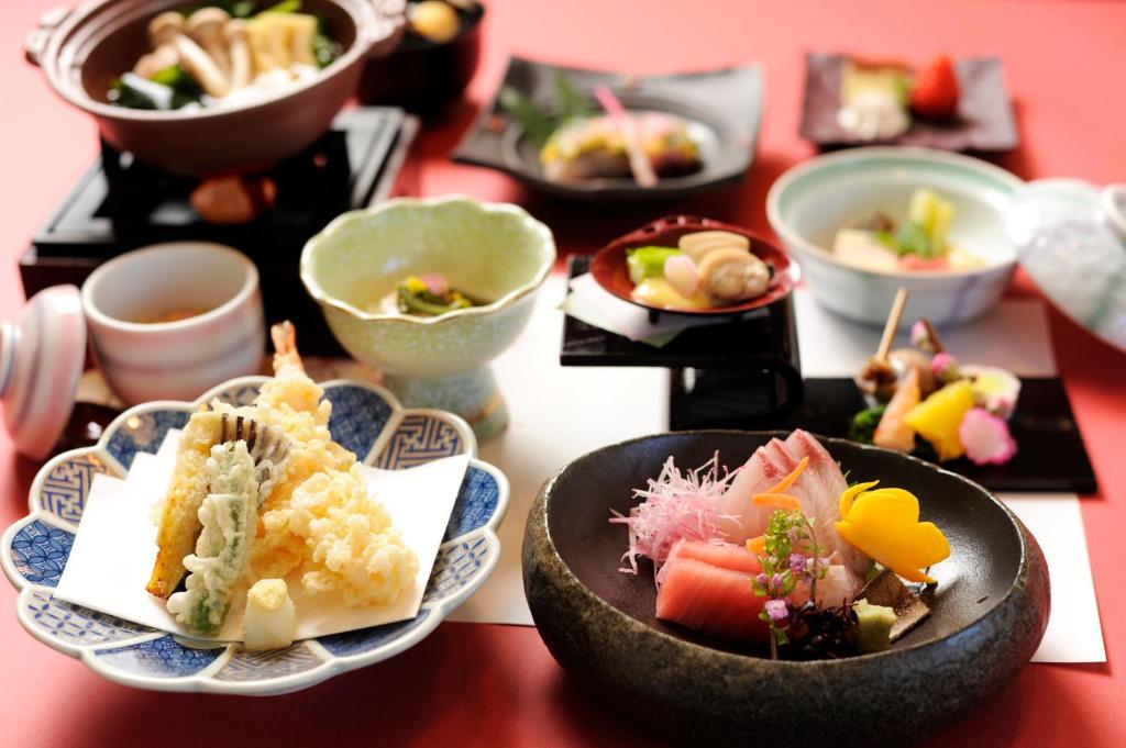 Kaiseki dinner at Hotel Nanpuso with sashimi, tempura, hot pot, and seasonal dishes