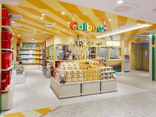 23 Most Unique Stores in Tokyo (2026): Sweets, Character Goods and Tokyo-Only Gifts 7 Tokyo Okashi Land confectionery shops inside Tokyo Station Ichibangai