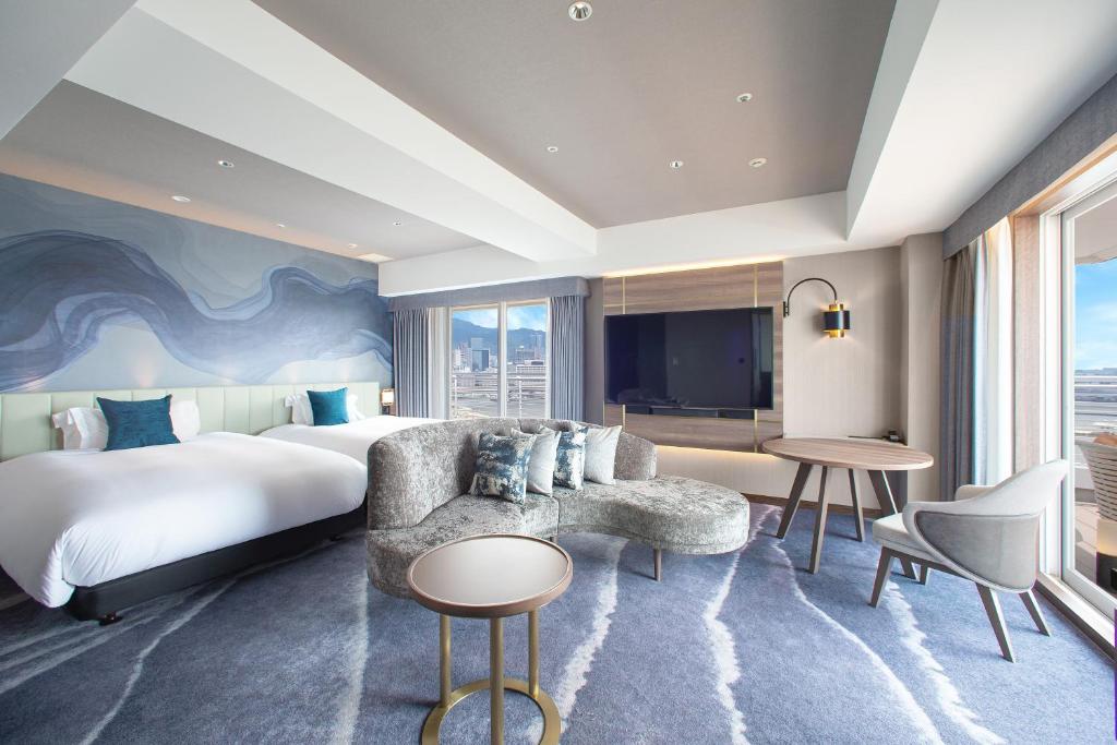 Where to Stay in Kobe For The First Time (2026): 6 Best Areas and 18 Hotel Picks 17 Kobe Meriken Park Oriental Hotel overlooking Kobe Harbor
