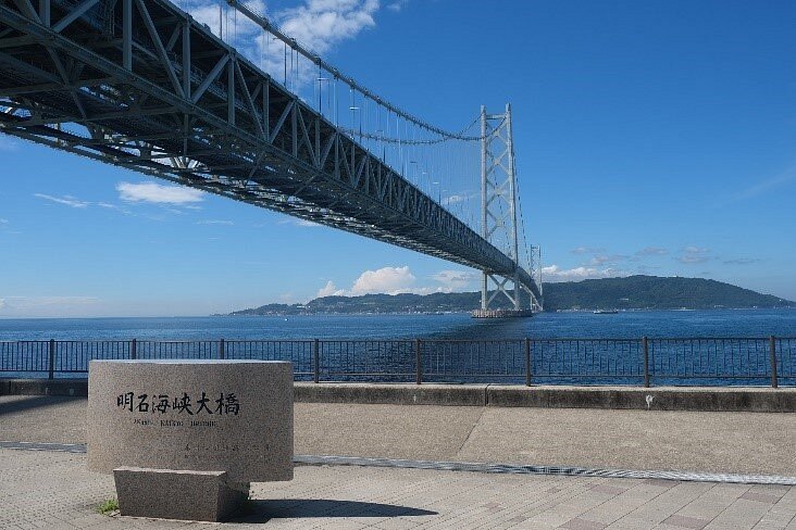 35 Best Things to Do in Kobe (2026): Waterfront Views, Mountain Escapes and Cultural Sights 35 Akashi Kaikyo Bridge stretching above Maiko Park and the Seto Inland Sea