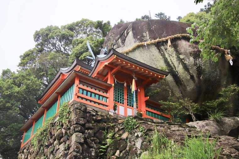 Stone steps leading to Gotobiki Rock at Kamikura Shrine in Shingu