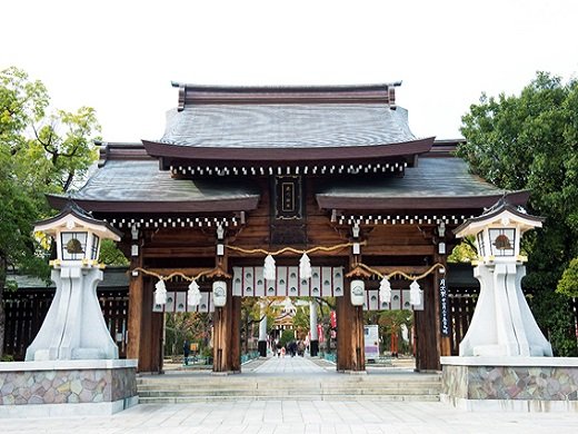 35 Best Things to Do in Kobe (2026): Waterfront Views, Mountain Escapes and Cultural Sights 19 Entrance and shrine buildings at Minatogawa Shrine in central Kobe