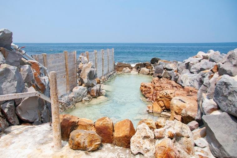 Ocean-view outdoor bath at Saki-no-yu in Shirahama Onsen