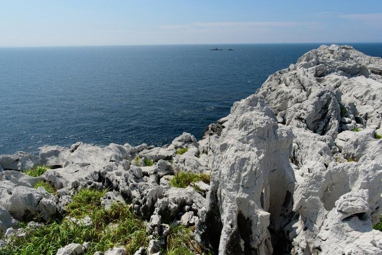 White limestone cliffs and blue Pacific water at Shirasaki Coast in Wakayama
